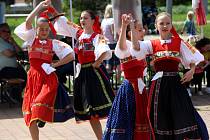 Dětský folklórní festival Májíček. XIII. ročník tradičního česko-slovenského festivalu dětských folklórních souborů před kostelem Panny Marie Pomocnice křesťanů na Jižních Svazích