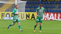 Fotbalisté Zlína (žluté dresy) ve 3. kola skupiny o záchranu podlehli pražským Bohemians 1905 1:4.