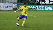 Fotbalisté Zlína (žluté dresy) v předposledním zápase sezony remizovali v Ďolíčku s domácími Pardubicemi 1:1 a slaví ligovou záchranu.