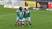 Fotbalisté Zlína (žluté dresy) zakončili letošní sezonu domácí remízou s Jabloncem 1:1.