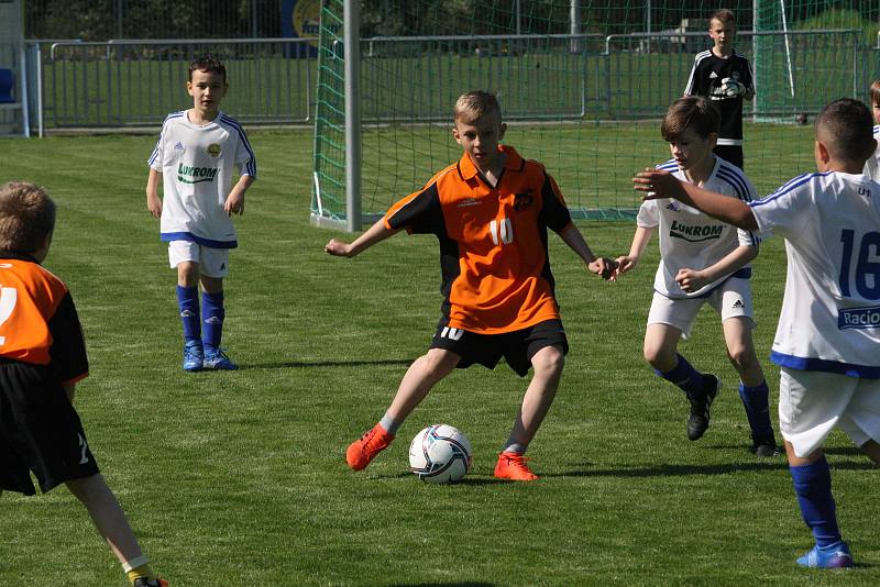 Krajské finále McDonald’s Cupu si v úterý na zlínské Vršavě podmanili žáci Základní školy Sportovní v Uherském Hradišti, kteří v obou kategoriích postoupili do celostátního finále.