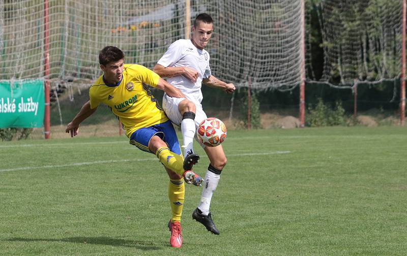 Fotbalisté Zlína B (žluté dresy) remizovali ve 4. kole MSFL s Vyškovem 1:1. Utkání se hrálo v Luhačovicích. Foto: pro Deník/Jan Zahnaš