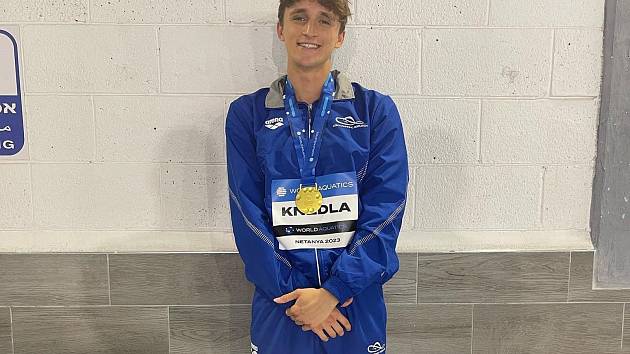 Osmnáctiletý plavec Miroslav Knedla je juniorským mistrem světa v závodu na 50 metrů znak.