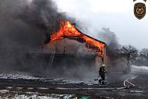 Hasiči zasahují v neděli 26. listopadu 2023 u rozsáhlého požáru opravovaného rekreačního objektu ve Zlíně-Přílukách.