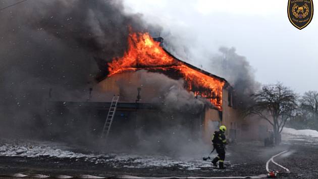 Hasiči zasahují v neděli 26. listopadu 2023 u rozsáhlého požáru opravovaného rekreačního objektu ve Zlíně-Přílukách.