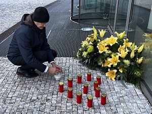Univerzita Tomáše Bati ve Zlíně uspořádala v pátek dopoledne pietní akci, aby uctila oběti útoku na půdě Filozofické fakulty Univerzity Karlovy v Praze; 22. prosince 2023