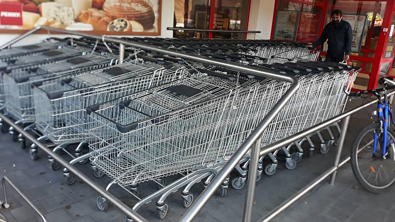 Před vybranými supermarkety ve Zlínském kraji se v sobotu dopoledne fronty netvořily. Zpřísněná vládní opatření se nijak zvlášť neprojevila, nákupních košíků byl dostatek. Foto u supermarketu Penny Market ve Vizovicích.