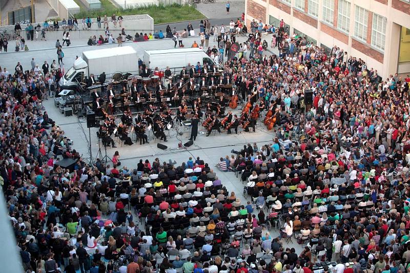 Filharmonie Bohuslava Martinů hrála pod širým nebem ve Zlíně.