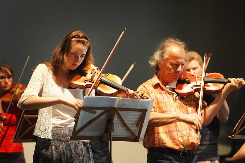 Akademie Václava Hudečka 2016 v Luhačo­vicích.  Zkouška na zahajovací koncert.  Účinkují Václav Hudeček a Eliška Kubalová