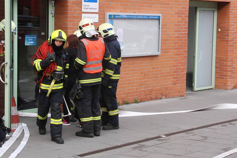 Cvičení hasičů v sídle krajské policie ve Zlíně.