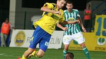 Druholigoví fotbalisté Fastavu Zlín (ve žlutém) ve 4. kole doma podlehli Bohemians 1905 0:1 brankou z velmi příšně nařízené penalty.