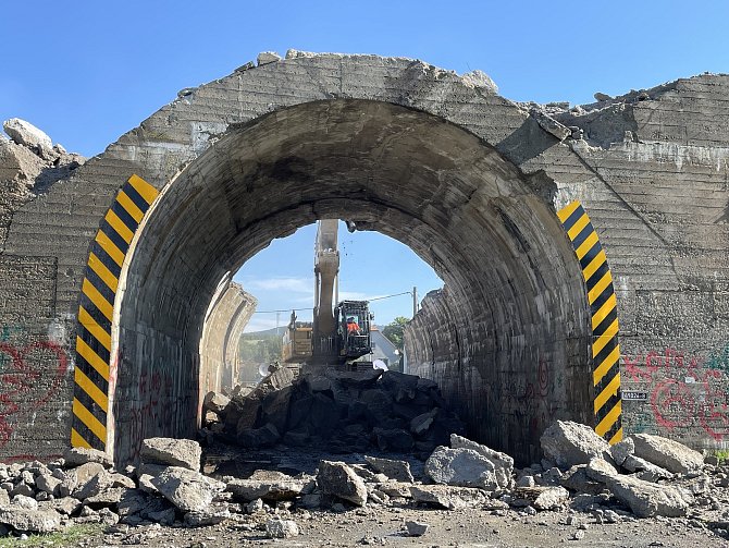 Jeden se symbolů baťovské dálnice, betonový podjezd v Ludkovicích, jde k zemi