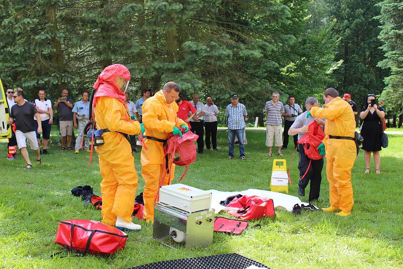 Záchranáři přijíždějí pro pacientku s virem Ebola a transportují do nemocnice Na Bulovce. Zde funguje jediné civilní pracoviště na superspecializované případy infekčních nemocí v České republice. V rámci konference Medicína katastrof si hasiči města Zlína