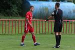 Fotbalisté Kvítkovic (modro-bílé dresy) v Mol Cupu prohráli s Třincem 1:5.