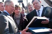 Princ Charles navštívil v rámci České republiky 22. března 2010 i ekologickou obec Hostětín na Slovácku.