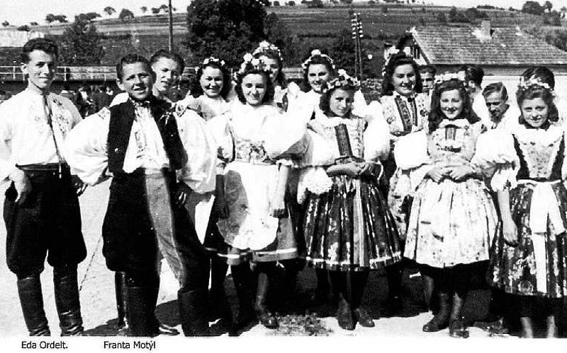 ŽELECHOVICE NAD DŘEVNICÍ, TRADICE. Krojovaná chasa v roce 1950 dle tradice na konci května skácela májku.
