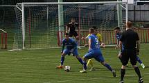 Sobotní třetiligové derby mezi Viktorií Otrokovice (modré dresy) a béčkem Fastavu Zlín skončilo výhrou domácího celku 2:0.