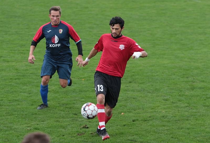 Fotbalisté Mladcové B  (modré dresy) v 10. kole okresního přeboru Zlínska zdolaly Příluky 3:2.