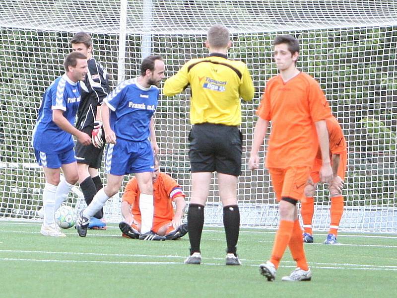 Fotbalisté Pasek (v modrém) porazili v rámci zlínské IV. třídy Kudlov 3:1.