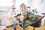 Ortoptistka Očního oddělení Krajské nemocnice T. Bati Aneta Lekešová spolu se svým malým pacientem, šestiletým Filipem Neckářem ze Zlína.