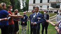 Hejtman Zlínského kraje Radim Holiš (ANO) hovoří ve středu 14. července 2021 s novináři na brífinku v parku u zámku Wichterle ve Slavičíně při příležitosti návštěvy premiéra Andreje Babiše ve Zlínském kraji.