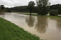 Vytrvalý déšť ve Zlínském kraji zaplavil cesty, zvedl hladiny řek. Řeka Morava nedaleko přístavu Otrokovice.