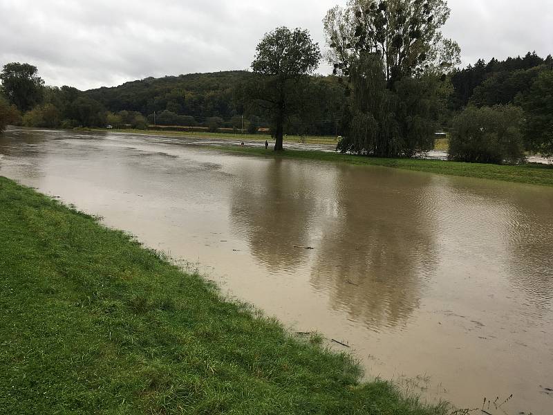 Vytrvalý déšť ve Zlínském kraji zaplavil cesty, zvedl hladiny řek. Řeka Morava nedaleko přístavu Otrokovice.