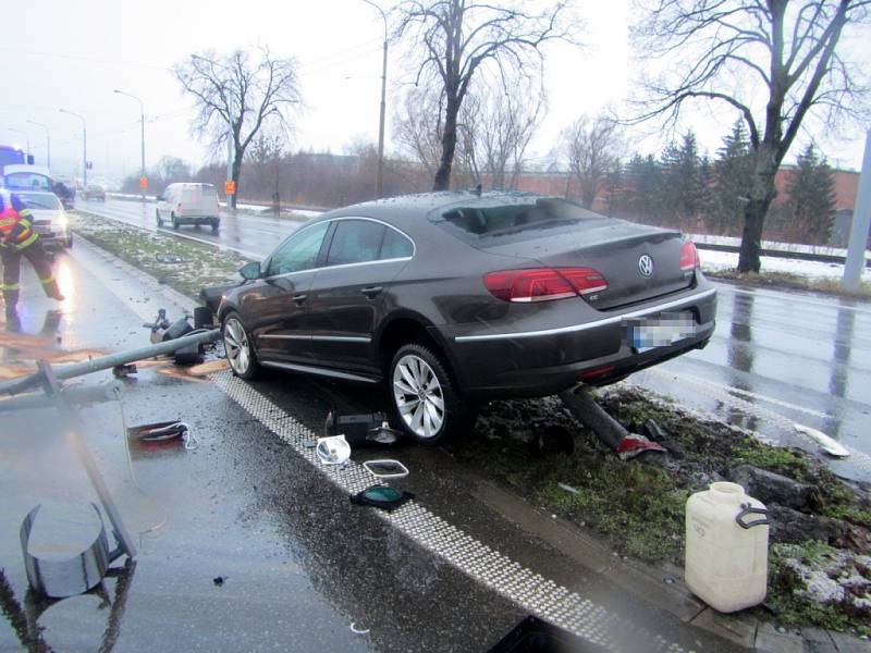 Krátce po 15. hodině ve čtvrtek, narazilo osobní vozidlo Volkswagen Passat do semaforu na křižovatce u fastfoodu ve Zlíně-Malenovicích.