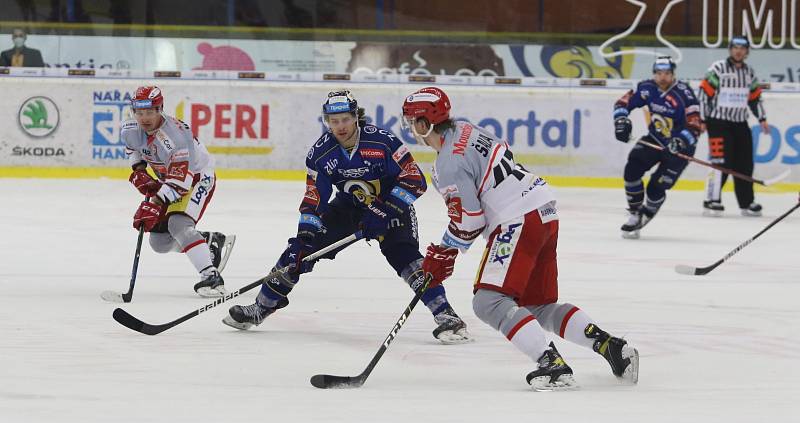 Hokejisté Zlína (modré dresy) ve 35. kole Tipsport extraligy vyzvali hradecký Mountfield.