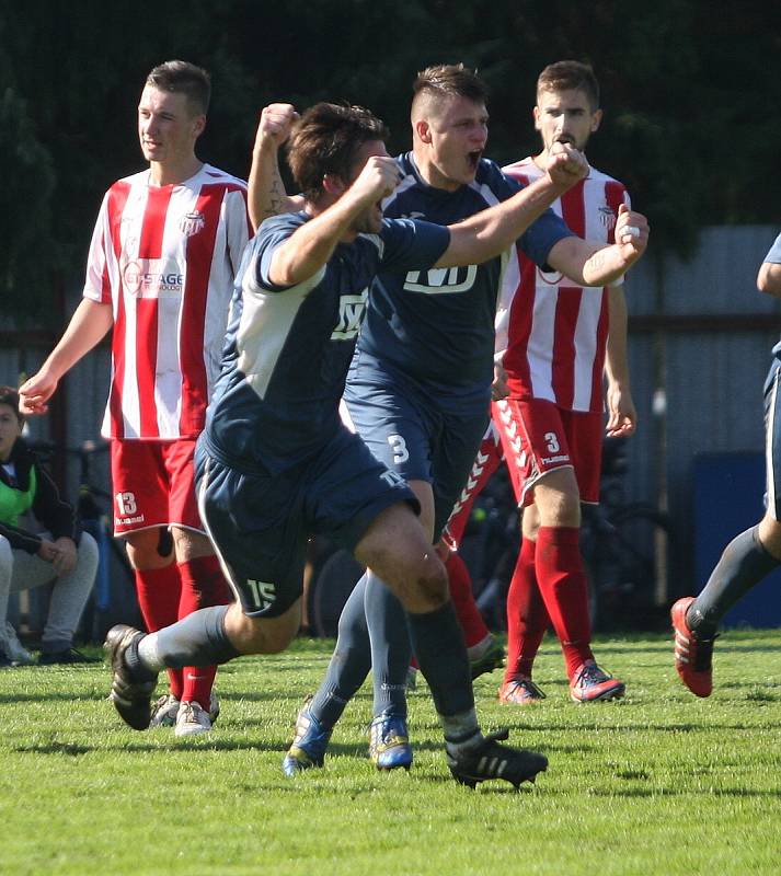 Fotbalisté Brumova (bílo-červení) v 11. kole divize E remizovali v derby se Slavičínem 1:1.