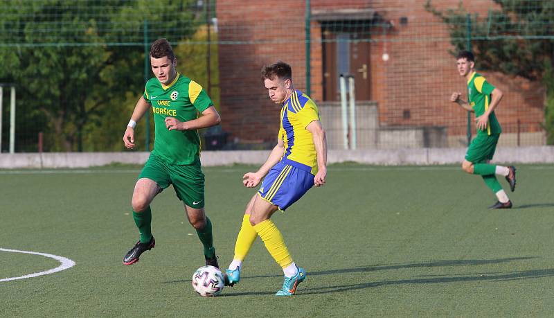 Fotbalisté Baťova (ve žlutém), vítěz krajského přeboru, se se soutěží rozloučili vysokým vítězstvím 9:0 nad Boršicemi. Foto: pro Deník/Jan Zahnaš