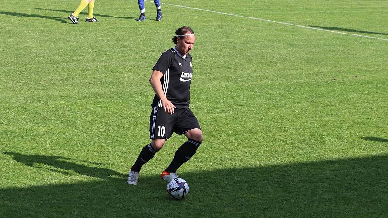 Fotbalisté Luhačovic (v černém) v rámci 23. kola krajského přebor nečekaně zvítězili ve Slušovicích 1:0.