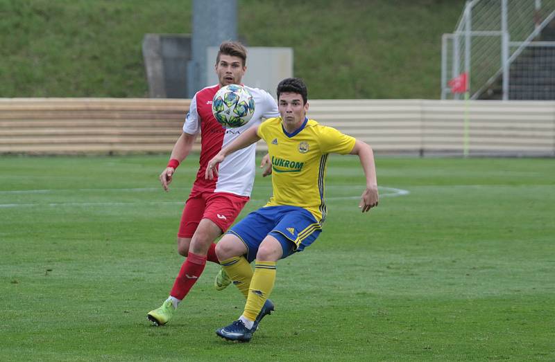 Fotbalisté Kroměříže (červenobílé dresy) v dalším přípravném utkání podlehli posílenému béčku Zlína 1:2