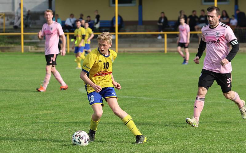 Fotbalisté Malenovic (růžové dresy) ve 21. kole I. B třídy sk. C remizovali se Starým Městem 3:3.