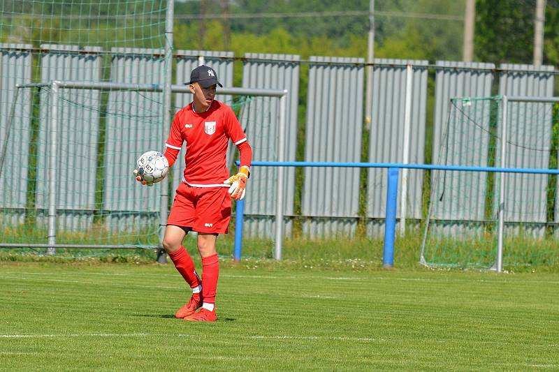 Dorostenci Tlumačova (bílé dresy) v 19. kole krajské soutěže skupiny B doma remizovali s Prakšicemi 3:3.