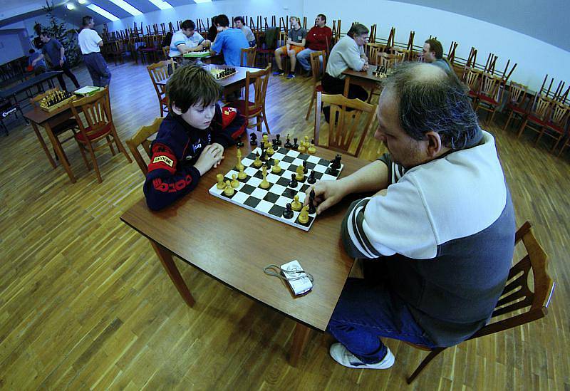 Ačkoli ke konci roku ve většině obcí panuje pomyslný klid před bouří, v Sazovicích 29. prosince se konal již třetí ročník turnaje ve stolním tenisu a šachu