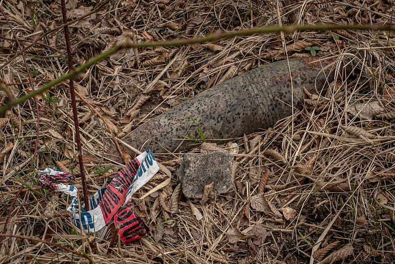 Vybuchlá munice v lesích kolem areálu muničního skladu ve Vrběticích, 22. dubna 2021. Vrbětický muniční sklad v roce 2014 explodoval. Po sedmi letech vyšlo najevo podezření na zapojení ruské tajné služby do výbuchu.