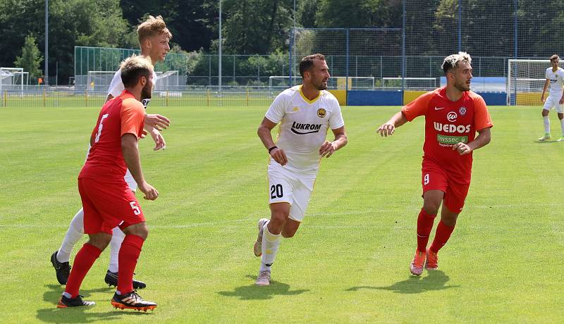 Fotbalisté Zlína B (bílé dresy) v sobotním přípravném zápase na Vršavě remizovali s juniorkou Zbrojovky Brno 2:2.