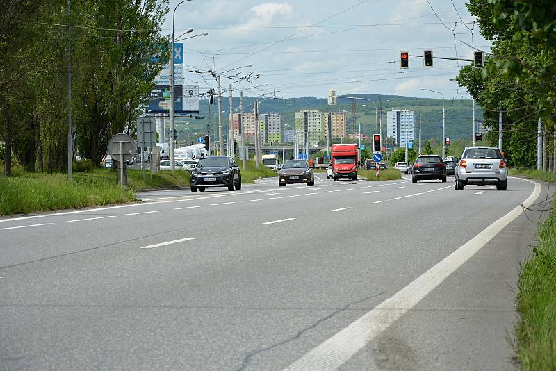 Třída 3. května ve Zlíně před nákupním zónou Centro Zlín bývá místem častých dopravních nehod, většinou bez tragických následků. Důvodem je nevěnování se řízení. Snímek z 24.5.2021.