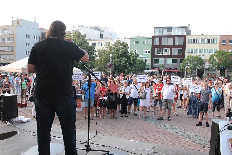 Zachraňme Baťovku - demonstrace na Náměstí Míru ve Zlíně v pondělí, 10. srpna 2020.