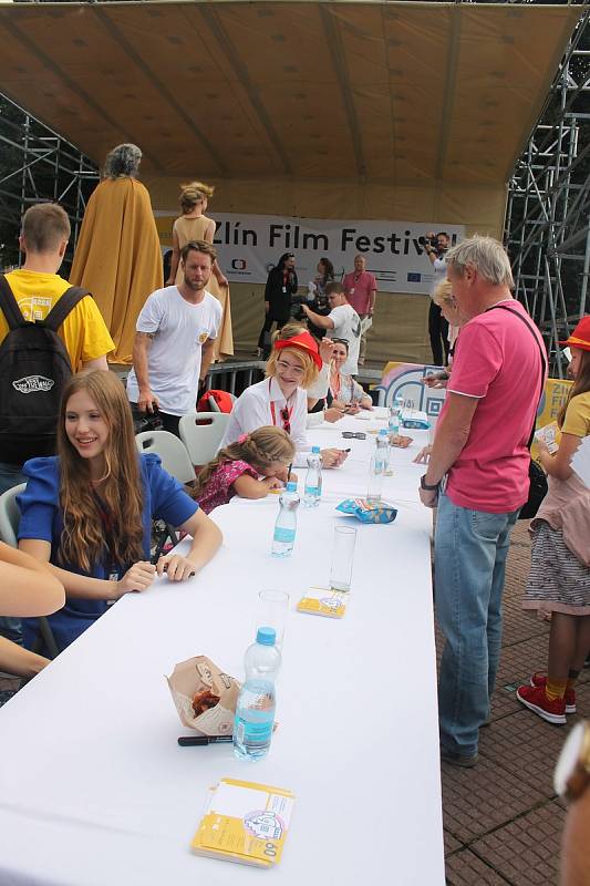 Zlín Film Festival 2020 - Autogramiáda herců a tvůrců premiérové pohádky Největší dar, společně s módní přehlídkou kostýmů z této pohádky.