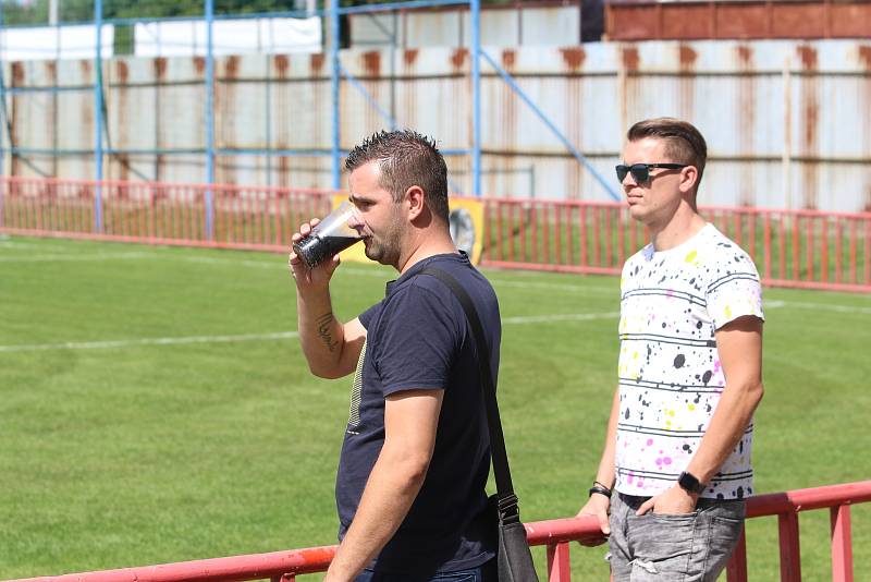 Fotbalisté Otrokovic (v modrobílých dresech) ve druhém kole MSFL doma nestačili na Uherský Brod 0:1.