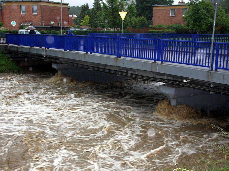Povodňová situace na řece Dřevnice ve zlínských částech Zálešná a Podvesná.