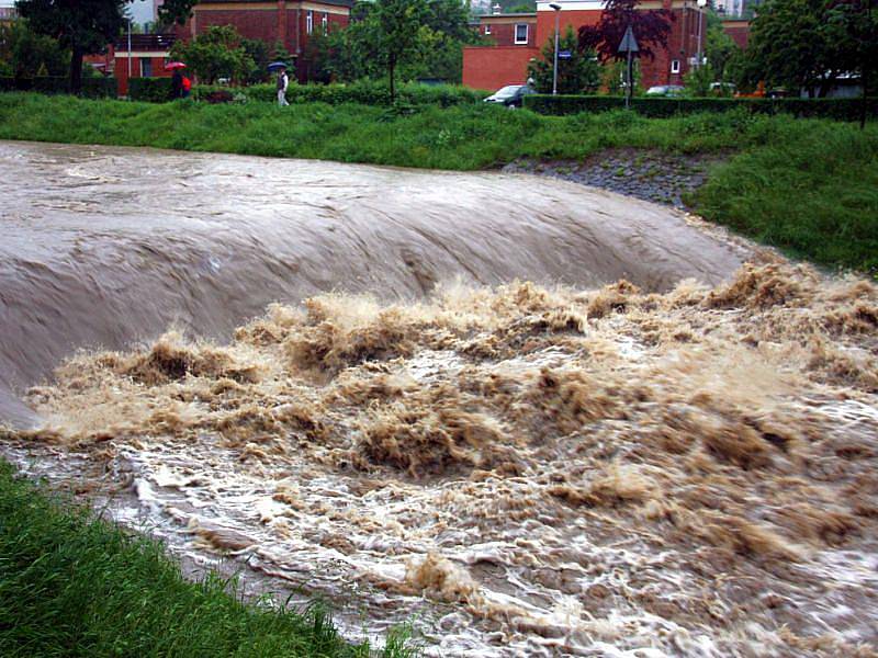 Povodňová situace na řece Dřevnice ve zlínských částech Zálešná a Podvesná.