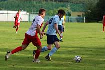 Fotbalisté Kroměříže "B" (červeno-bílé dresy) zvládli také čtvrtý zápas v letošním ročníku I. B třídy skupiny B. Na hřišti Kostelce zvítězili 4:2.