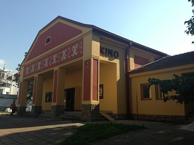 Budovu kina v Napajedlích opravili, v polovině ledna 2015 ji slavnostně otevřeli. O promítání teprve rozhodnou. 