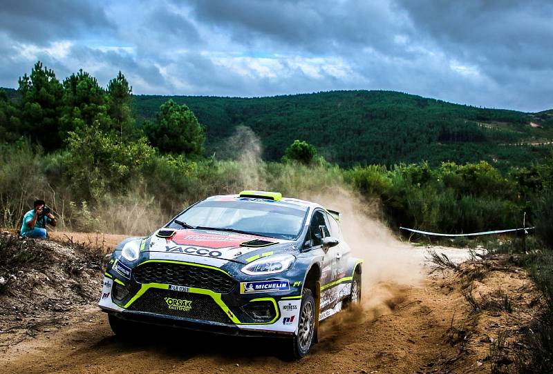 Fryštácký talentovaný 22letý závodník v uplynulých týdnech absoloval hned dva podniky - na Rally Azores odstoupit ze skvělé 5. příčky a portugalské Rally Serras de Fafe dojel celkově sedmý.