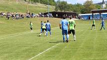 Fotbalisté Jasenné (modré dresy) smetli mužstvo Slopné 5:0.