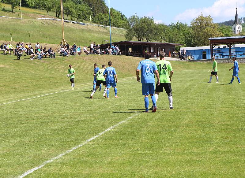 Fotbalisté Jasenné (modré dresy) smetli mužstvo Slopné 5:0.