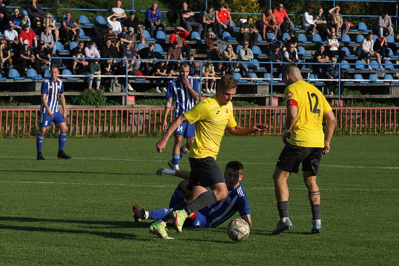 Fotbalisté Kroměříže (žluté dresy) zvítězili na hřišti Kvítkovic 4:1 a ve třetí lize si upevnili vedoucí pozici.